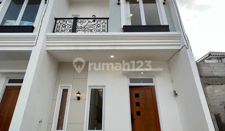 Rumah 2 lantai 700 meter ke stasiun kereta di Depok