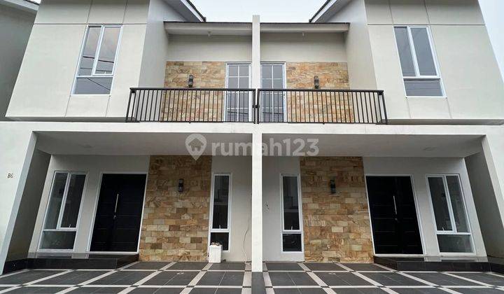 Rumah 2 Lantai Siap Huni Akses Pinggir Jalan Utama di Depok 2