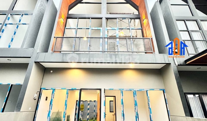 Spacious Landed House Ready to Occupy in a Comfortable Green Complex in Mampang 2