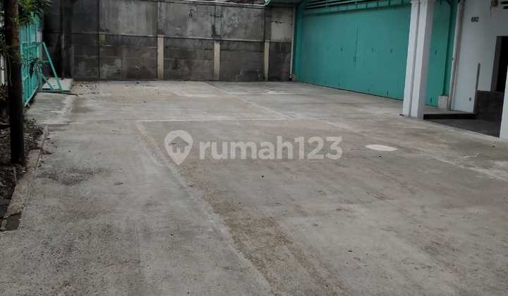 Gudang Luas di Jl. Sudirman Dekat Area Pertokoan