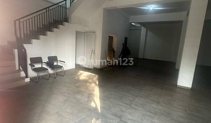 Tempat Usaha / Kantor Di Jl. Perak Surabaya Luas 247m2 Bangunan 4.lantai Dan Siap Pakai Dekat Pelabuhan  1