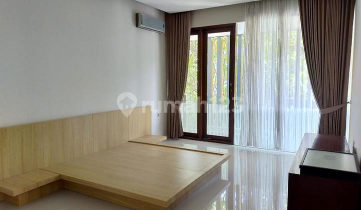 For Rent: Graha Famili House, 427m2 Building, 2 Stories, Semi-Furnished, Row, 3 Car Capacity, Facing the Main Road