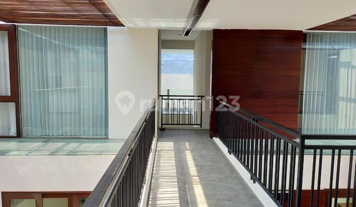 For Rent: Graha Famili House, 427m2 Building, 2 Stories, Semi-Furnished, Row, 3 Car Capacity, Facing the Main Road