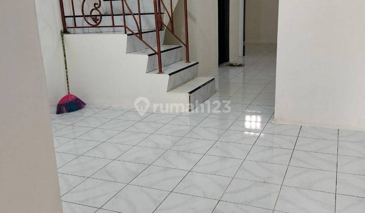 Rumah 2 Lantai, Bagus, Siap Huni di Taman Palem 1