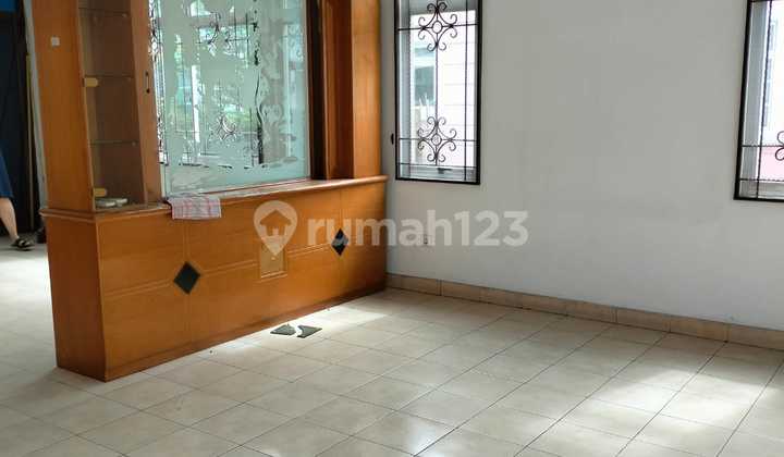 House in Hook Position, Strategic Location, Flood-Free, Move-In Ready, Well-Maintained and Good in Lippo Karawaci Area. 2