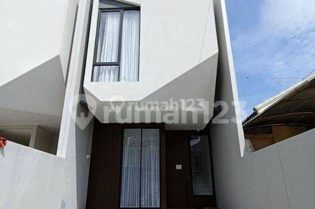 Rumah Modern di Sutorejo Utara Jalan Utama, Full Furnish 1