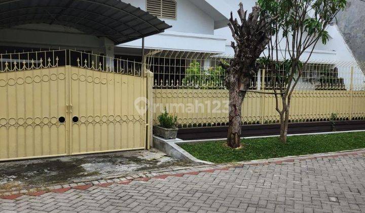 JUAL RUMAH SIAP HUNI 1.5LANTAI di Dharmahusada Indah STRATEGIS LEBAR JALAN 3 MOBIL 2