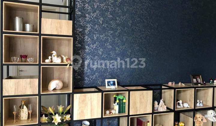 A 2.5-story luxury house ready to occupy, with a spacious and beautiful garden, located in Nginden Intan, hook available. 2