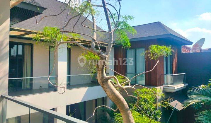 Dijual Rumah Sangat Mewah Hook Full Furnish Dengan Taman Besar Dibelakang  1