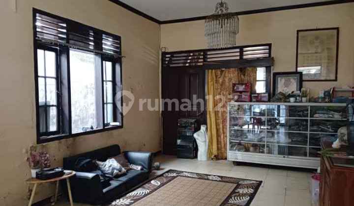 Rumah 2 lantai lokasi strategis lingkungan nyaman di Barata Jaya Rumah 2 lantai lokasi strategis lingkungan nyaman di Barata Jaya