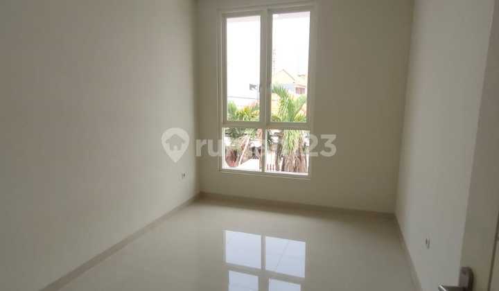 New Minimalist House in Manyar Tirtoasri, Close to Petra School 2