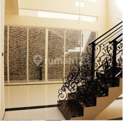 Minimalist House Fully Furnished Luxury in Manyar Tirto 2