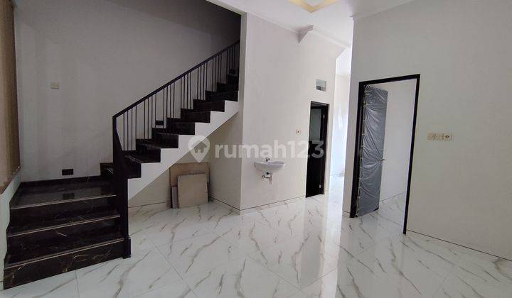 Rumah Minimalis di Kutisari Indah Jalan Utama Row 5 Mobil  2