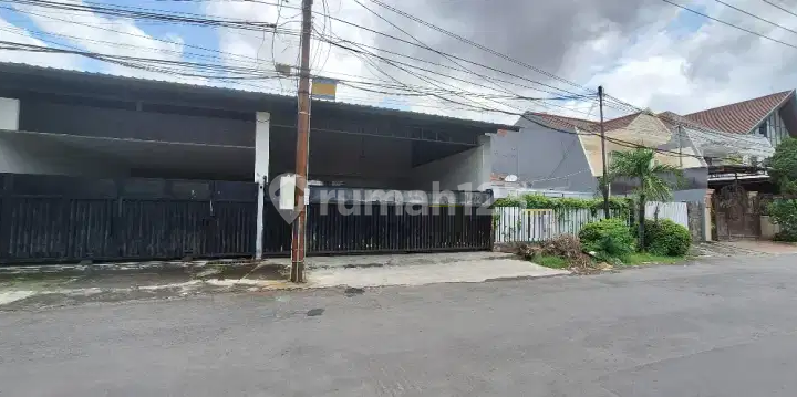 Rumah besar, 0 Jalan Raya Manyar Rejo dekat Klampis