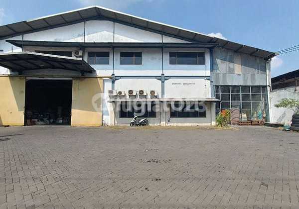 Margomulyo Warehouse Container Access Well-Maintained Building