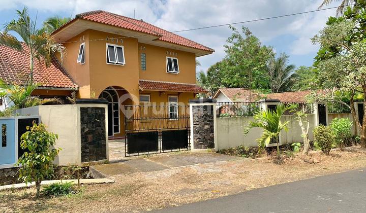 Rumah Dua Lantai Siap Huni Asri Kota Halaman Depan Belakang Luas  1