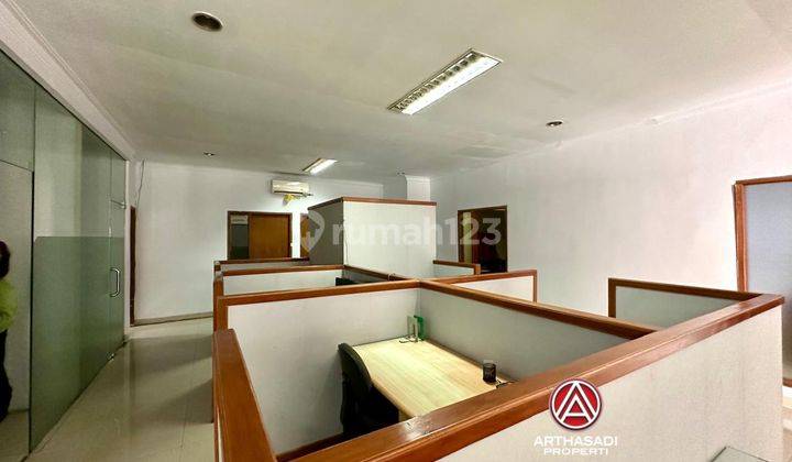 Rumah Kantor Dengan Parkiran Luas Dan Strategis 2