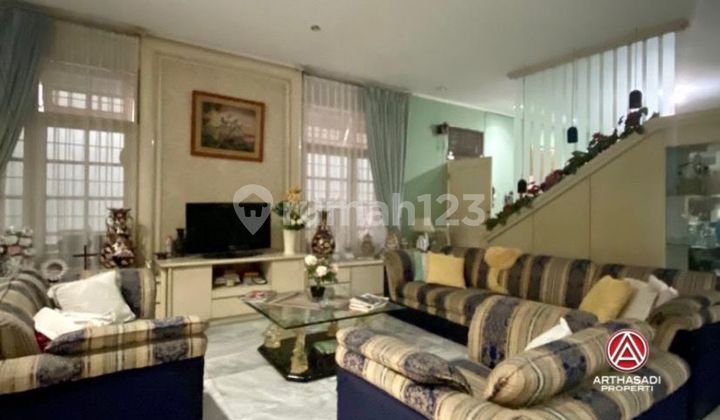 Old House Exclusive Neighborhood, Spacious Parking, Strategic Location 2