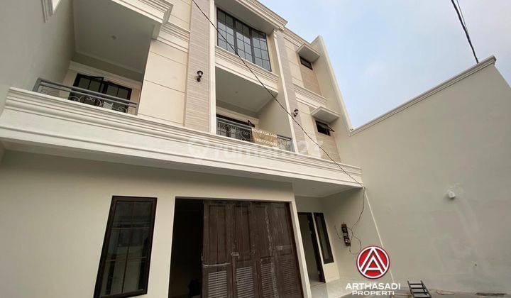 Rumah Modern 3 Lantai Dengan Akses Jalan Lebat  2