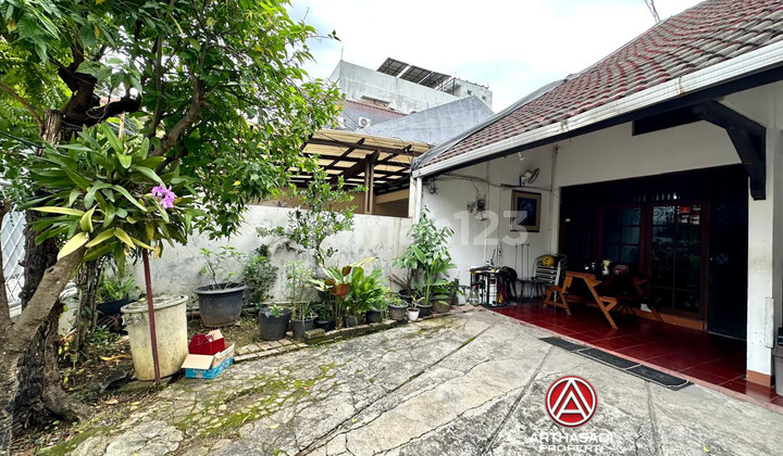 Kebayoran Baru, Jalan Sungai Sambas Rumah Lama Lokasi Premium di Pusat Jakarta dengan Lingkungan Tenang dan Nyaman