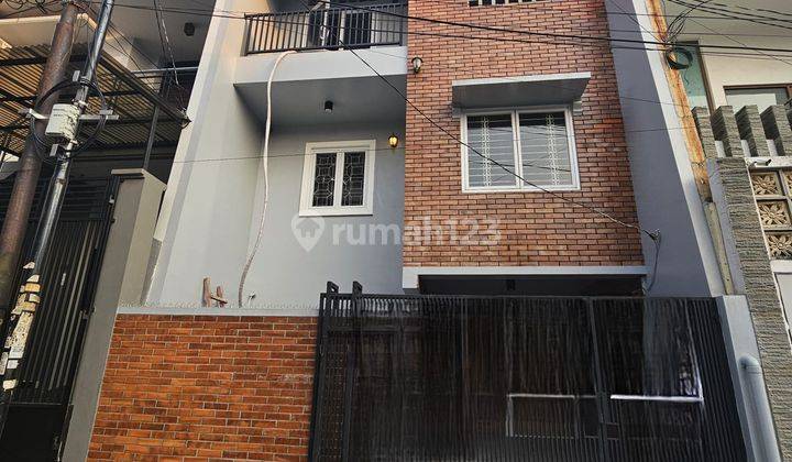 Dijual Rumah Cantik 3 Lantai Semi Furnished Siap Huni Akses Bagus 1