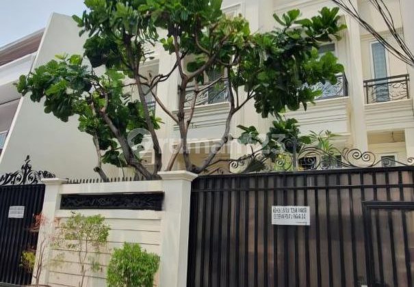 Dijual Rumah Mewah 2 Lantai Full Furnished Cantik, Private Pool, Kebon Kacang, Jakarta Pusat 2