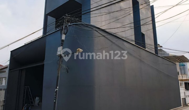 Dijual Rumah Baru 3 Lantai Komplek Taman Ratu Siap Huni Semi Furnished 