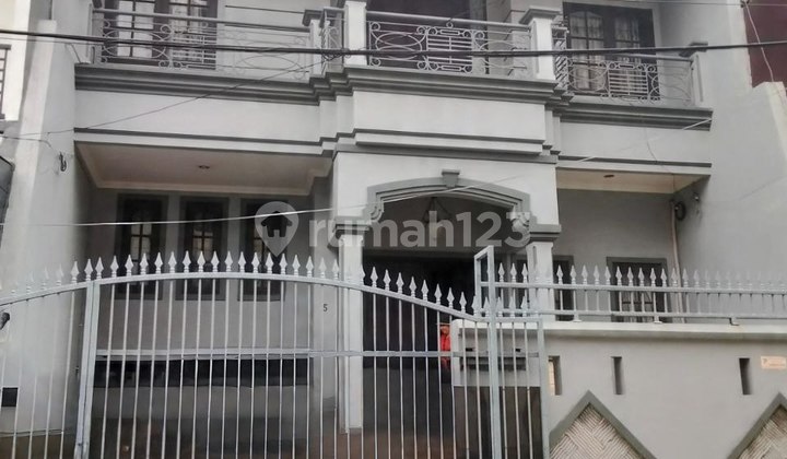 Dijual Rumah Lokasi Strategis, 2 Lantai Siap Huni, Tanjung Duren, Jakarta Barat 2