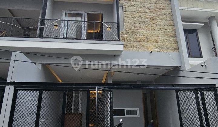 Dijual Rumah Baru Cantik Semi Furnished Interior 3 Lantai, Duri Kepa