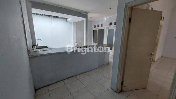 Rumah Luas Plamongan Indah Semarang Dijual Cepat  2