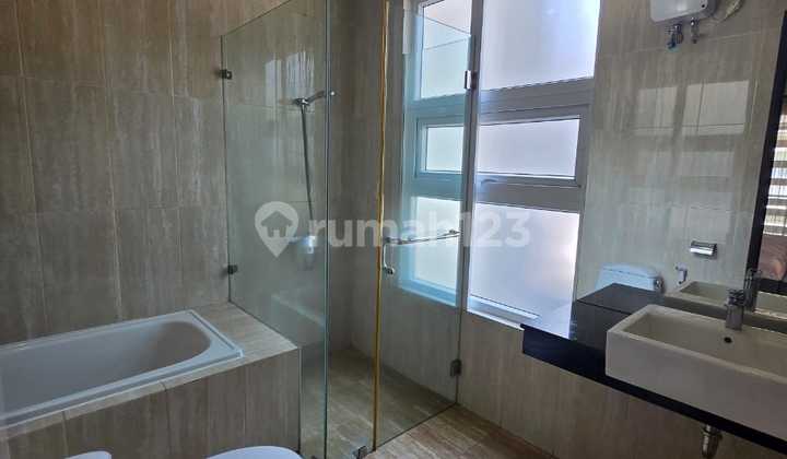 Jual rumah grisenda Cluster lucky park Ukuran 8.5x18 3 lantai 2