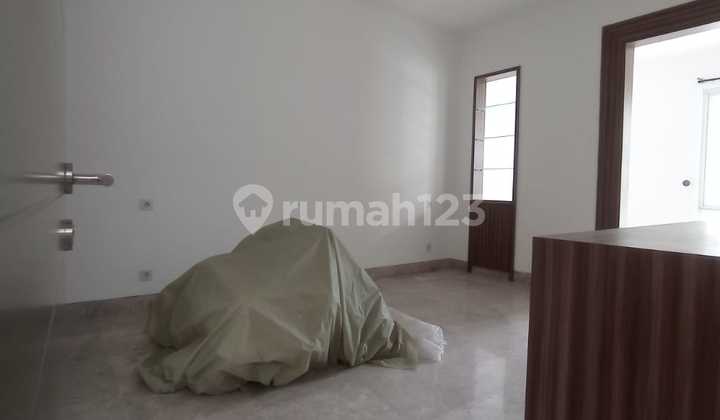 Rumah Bagus 2 Lantai Cluster Frangipani  Kawasan De Park BSD City  LT 300 m² (12x25) LB 300 m² Kamar Tidur 4+1 Kamar Mandi 4+1 Hadap selatan SHM Listrik 5500 watt  Harga 6.8M Nego 2