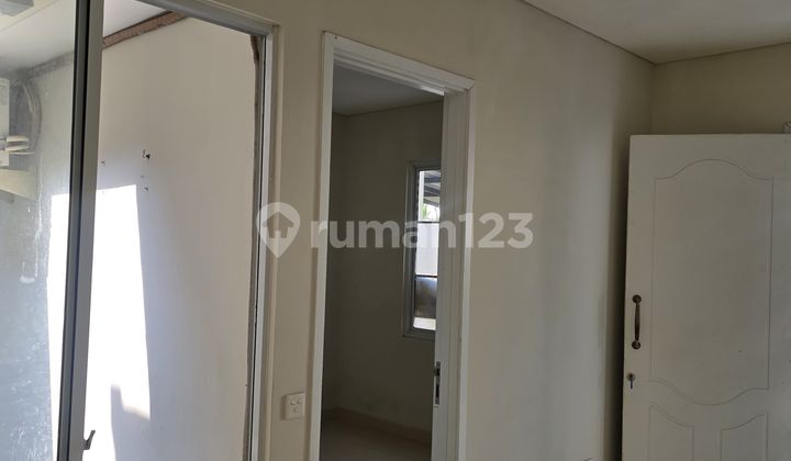 2-Story House in Azura Vanya Park Cluster, BSD City  
Land Area: 77 m² (7x11)  
Building Area: 70 m²  
3 Bedrooms  
3 Bathrooms  
Neat, SHM Certificate  
Price: 1.6B (Negotiable) 2