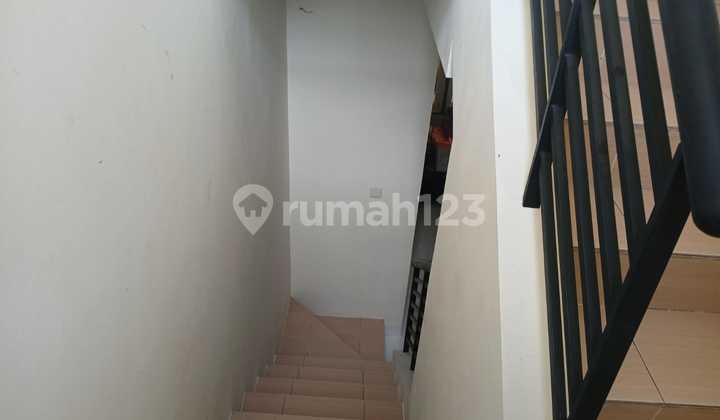 Two-Story House in Sevilla Kencana Loka Cluster, BSD City, Land Area 128 m² (8x16), Building Area 160 m², SHM Certificate, 3 Bedrooms, 2 Bathrooms, South-Facing, 2200W Electricity, BSD Water Supply, Semi-Furnished, Price 2.6M