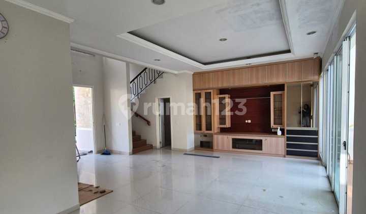 Rumah Bagus 2 Lantai Cluster Whitsand  Kawasan Greenwich Park  BSD City  Luas tanah 250 m² (10x25) Luas bangunan 288 m² Kamar Tidur 4+1 Kamar Mandi 4+1 Halaman belakang ada Swimming Pool Carport 2 + Garasi  Hadap Selatan  SHM on Hand Harga 5,5M Nego 2