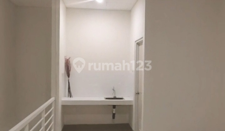 Pisa Grande Shop House, Gading Serpong  
Near Seafood Market  
Land Area 45 m² (4.5 x 10)  
Building Area 90 m² (2 floors)  
Spacious parking  
PPJB ready for AJB  
Price Rp 2.7 B negotiable