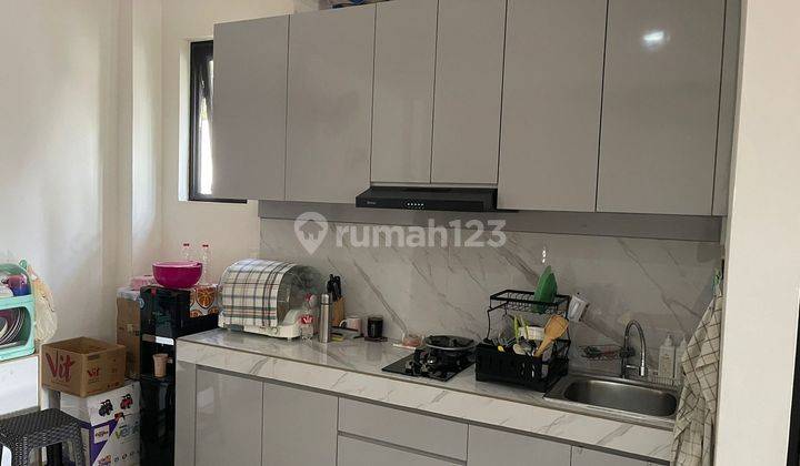 Rumah 2 Lantai Provence Suites Type 67  Luas Tanah       : 60 m² Luas Bangunan: 67 m² Bedrooms 2 + 1 (Staff) Kamar mandi 3 Garasi/carport 1 mobil Sumber air Pam  Sertifikat PPJB Ready AJB  Harga jual 1,5M nego 1