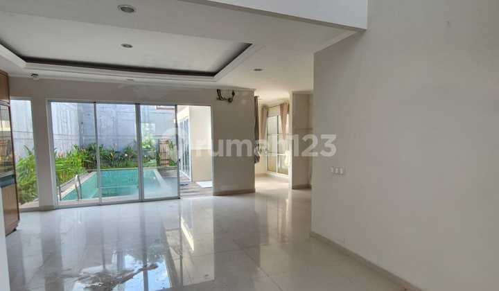 Rumah Bagus 2 Lantai Cluster Whitsand  Kawasan Greenwich Park  BSD City  Luas tanah 250 m² (10x25) Luas bangunan 288 m² Kamar Tidur 4+1 Kamar Mandi 4+1 Halaman belakang ada Swimming Pool Carport 2 + Garasi  Hadap Selatan  SHM on Hand Harga 5,5M Nego 2