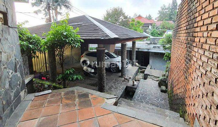 Rumah dengan halaman yg luas di Bandung Utara Rumah di Jl. Geger Kalong Bandung 1