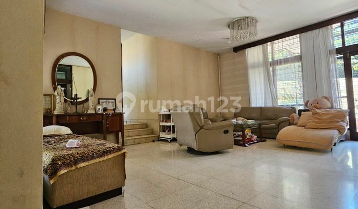 Rumah di Jl. Setrasari Bandung, lokasi premium, dengan taman yg luas 2