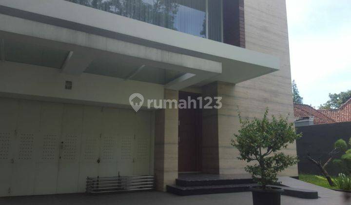 Rumah Mewah 3 Lantai ada lift di Jl. Dr. Cipto Bandung SHM Bagus 2