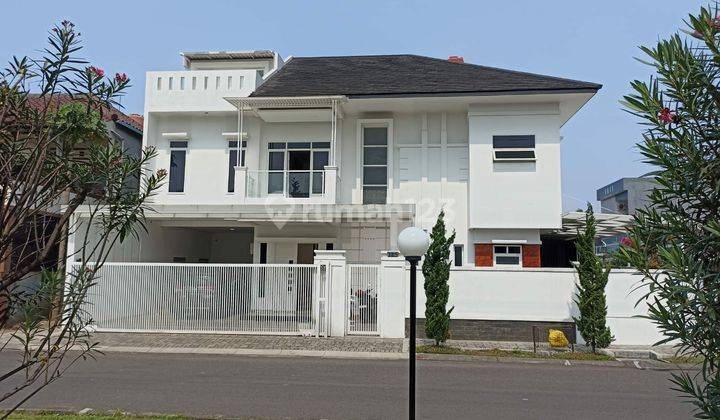 Rumah Mewah 2 Lantai Hoek di Singgasana Pradana, Jl. Galuh Pakuan  1