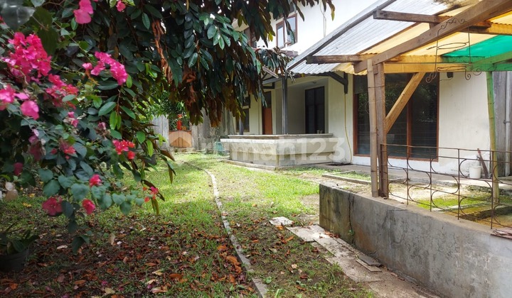 House Suitable for Business on Sersan Bajuri Street.