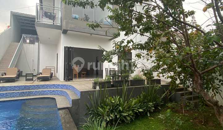 Rumah Cantik Ada Kolam Renang Bagus