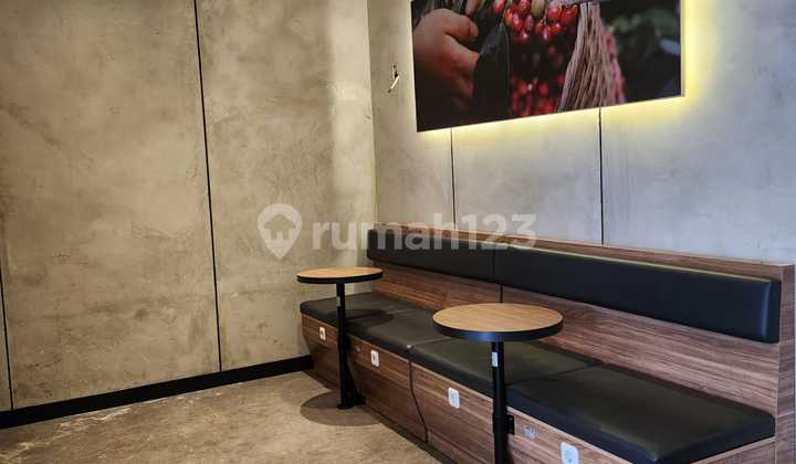 House Suitable for Business on Jl. Pahlawan, Bandung 2