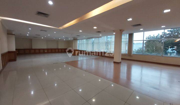 Office space gedung di tebet, jakarta selatan mulai luas 66m, 117m, 222m, 308m dan 700 mtr..bisa dikonekting jika butuh luasan lebih besar..harga masih nego dan sudah include service charge 2