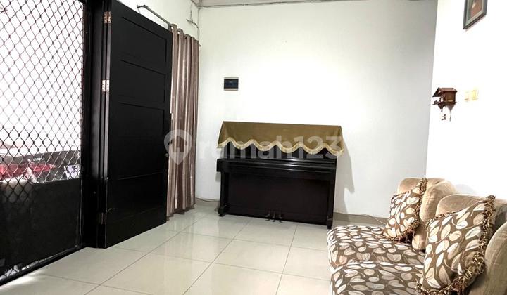 Rumah 3 Lantai di Tomang, Jakarta Barat, Lokasi Strategis, Semi Furnished 2