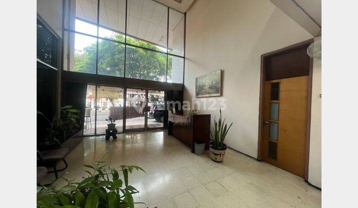 Lxmmt 0054 Strategis. Dijual Gedung Kantor 3 Lantai Siap Pakai Area Menteng Jakarta Pusat 1