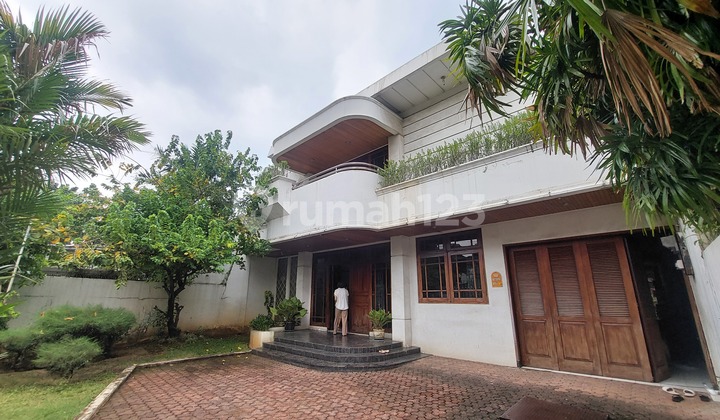 LXMMT 0099 Murah! Dijual Rumah Siap Huni Dengan Taman Luas Di Area Elit Menteng