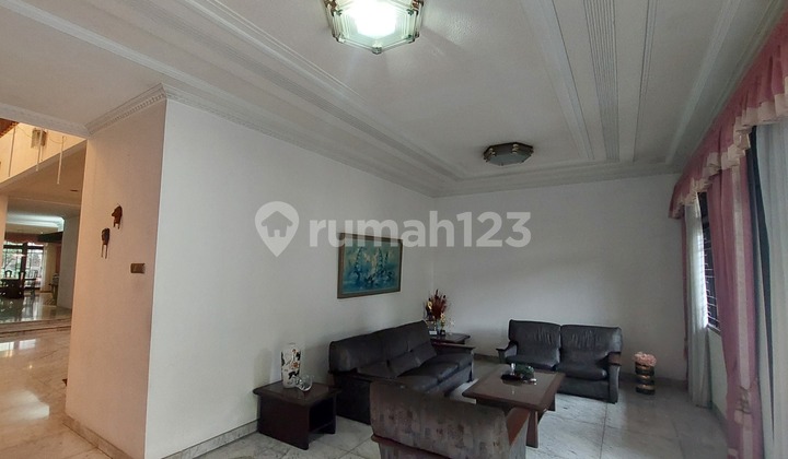 LXMMT 0099 Murah! Dijual Rumah Siap Huni Dengan Taman Luas Di Area Elit Menteng 2